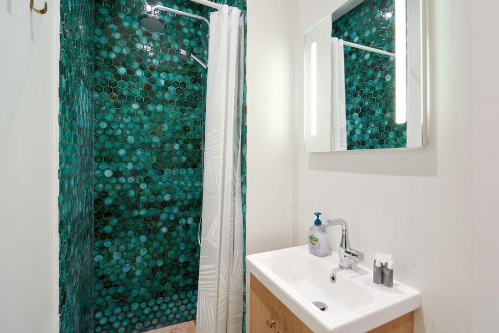Spacious 3 Bedroom Manor Flat Next To Tivoli โคเปนเฮเกน ภายนอก รูปภาพ