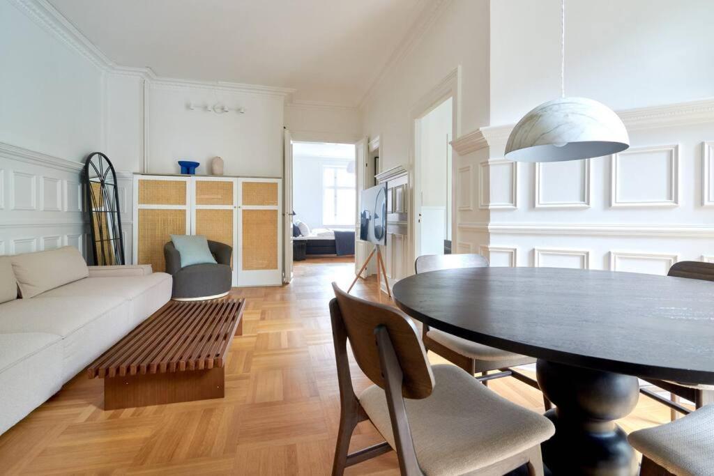 Spacious 3 Bedroom Manor Flat Next To Tivoli โคเปนเฮเกน ภายนอก รูปภาพ