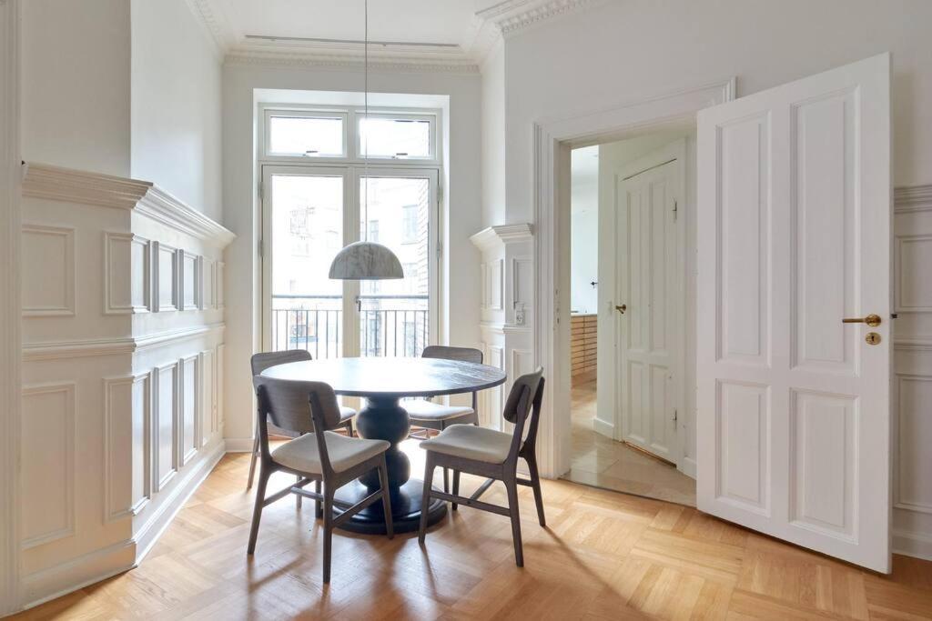 Spacious 3 Bedroom Manor Flat Next To Tivoli โคเปนเฮเกน ภายนอก รูปภาพ