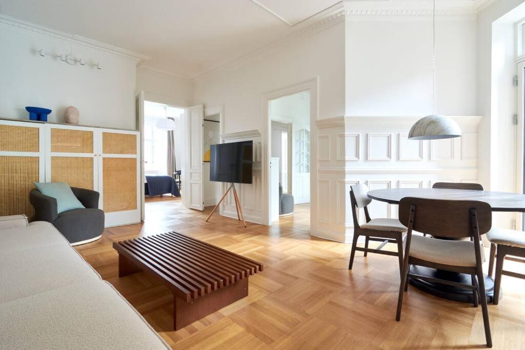 Spacious 3 Bedroom Manor Flat Next To Tivoli โคเปนเฮเกน ภายนอก รูปภาพ
