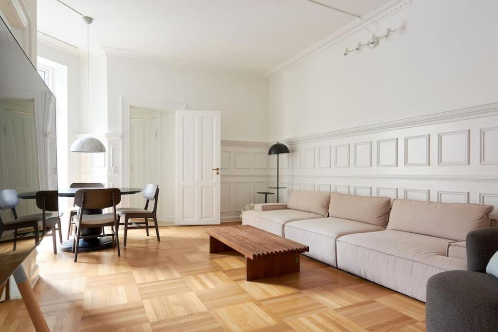 Spacious 3 Bedroom Manor Flat Next To Tivoli โคเปนเฮเกน ภายนอก รูปภาพ