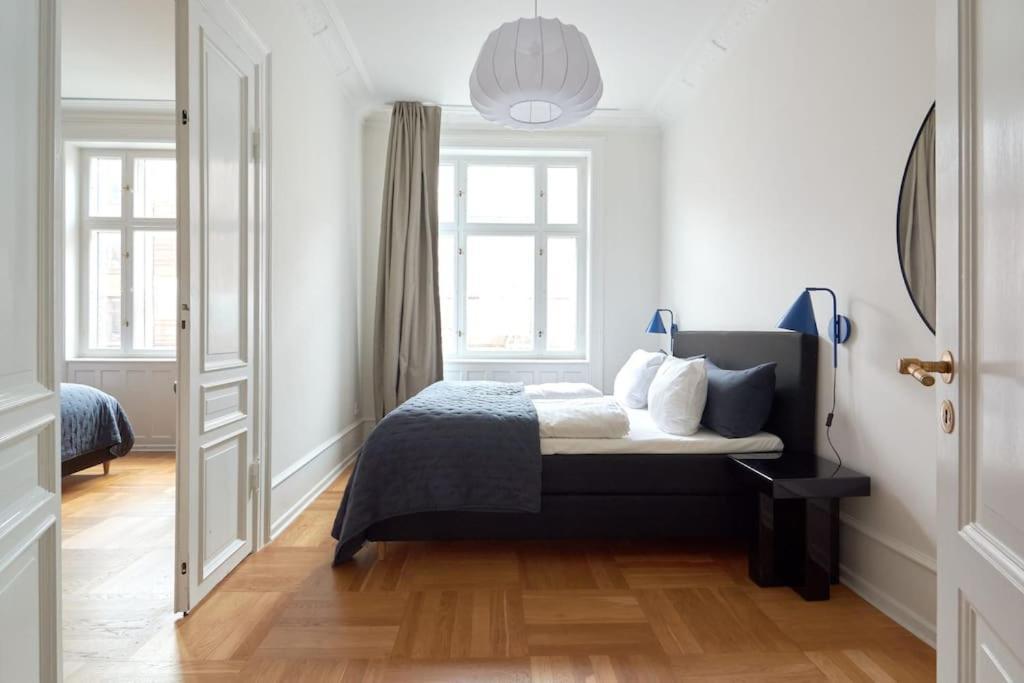 Spacious 3 Bedroom Manor Flat Next To Tivoli โคเปนเฮเกน ภายนอก รูปภาพ