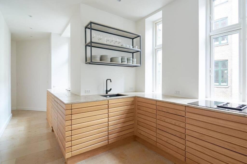 Spacious 3 Bedroom Manor Flat Next To Tivoli โคเปนเฮเกน ภายนอก รูปภาพ