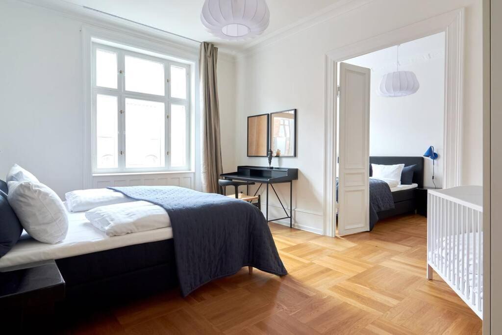 Spacious 3 Bedroom Manor Flat Next To Tivoli โคเปนเฮเกน ภายนอก รูปภาพ