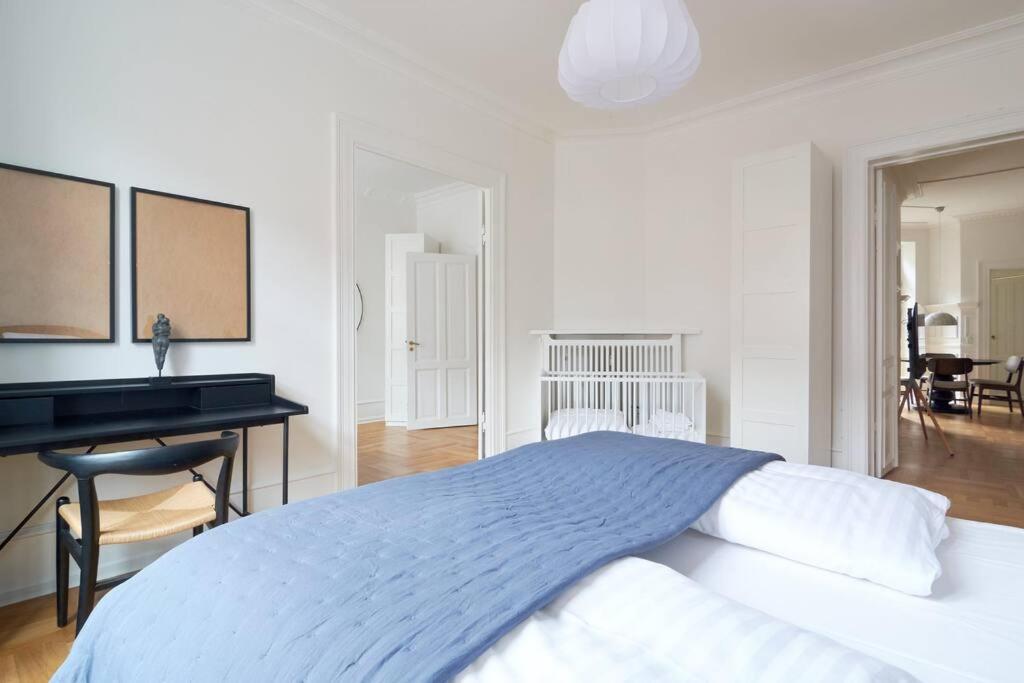 Spacious 3 Bedroom Manor Flat Next To Tivoli โคเปนเฮเกน ภายนอก รูปภาพ